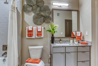 bright bathroom with shower/tub combo